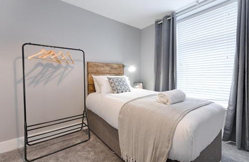 Llanelli Apartment | Contractor Base - 3 Rooms - Smart TVs