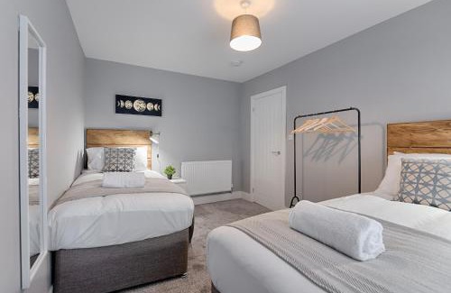 Llanelli Apartment | Contractor Base - 3 Rooms - Smart TVs