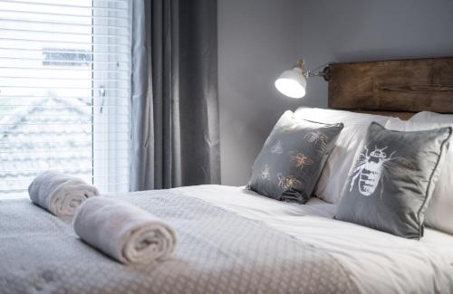 Llanelli Apartment | Contractor Base - 3 Rooms - Smart TVs