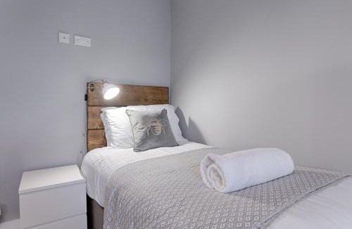 Llanelli Apartment | Contractor Base - 3 Rooms - Smart TVs