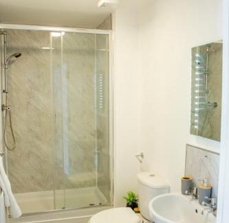 Willesborough House | Contractor Friendly Ensuite House with Free Parking by Mesh Accommodation