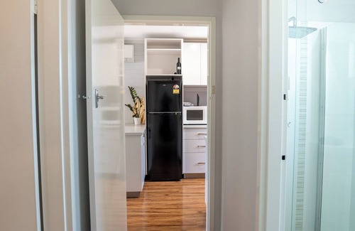 Wembley Apartment | Convenient 2-bedroom apartment near beautiful lake