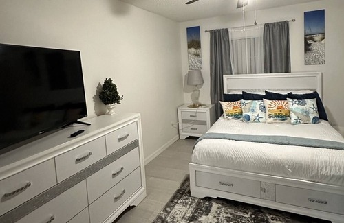 South Daytona Condo | Convenient Condo w/Lakeview ~ 7min to Daytona Beach