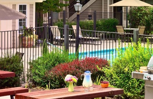 Schaumburg House | Convenient Getaway, Unit with Pool, Near Woodfield Mall, Schaumburg!