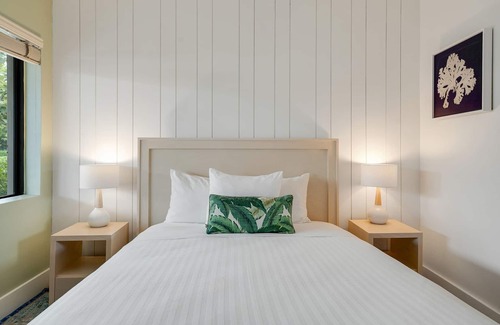 Islamorada Hotel | Convenient Stay in Florida! Free Parking, Free Breakfast, Pool, Pets Allowed