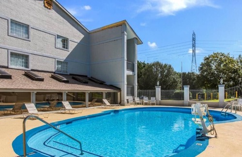 Merry Oaks House | Convenient Stay, Superb Location 2 Budget-friendly Units, Free Breakfast, Pool