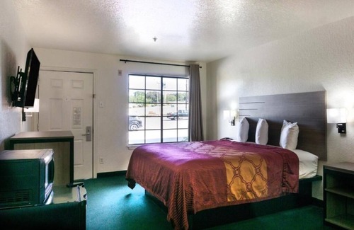 San Antonio Hotel | Convenient Unit Near SeaWorld and Six Flags with Parking