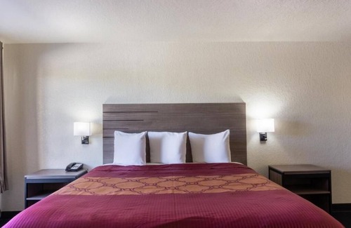 San Antonio Hotel | Convenient Unit Near SeaWorld and Six Flags with Parking