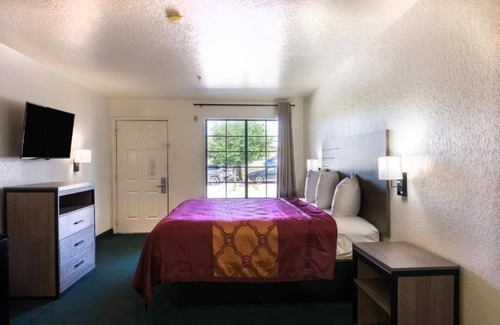 San Antonio Hotel | Convenient Unit Near SeaWorld and Six Flags with Parking