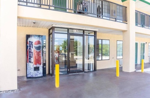 San Antonio Hotel | Convenient Unit Near SeaWorld and Six Flags with Parking