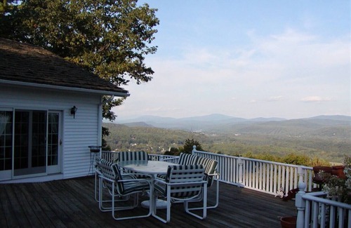 Norwich House | Convenient Whispering Pines Estate Panoramic Viewsnn