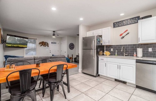Conway House | Conway Retreat| Hot Tub|Fire Pit| Pet- Friendly