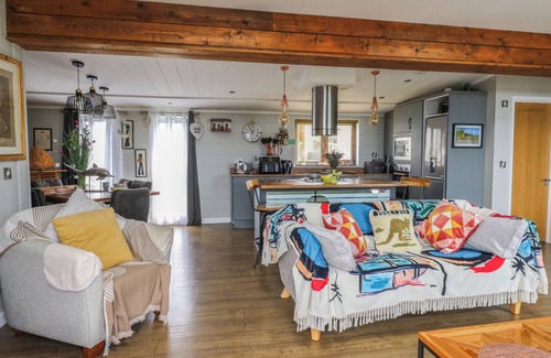 Llanllwchaiarn Cottage | COOGEE VIEW, pet friendly, with pool in New Quay