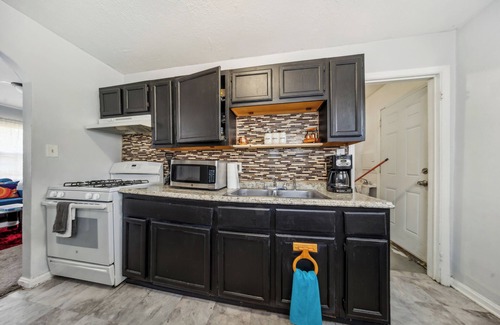 Cleveland House | Cool 2-bedroom house with AC in vibrant Cleveland