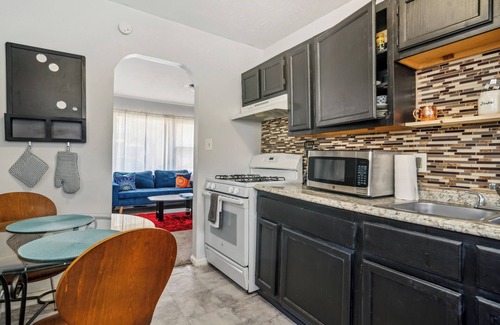 Cleveland House | Cool 2-bedroom house with AC in vibrant Cleveland