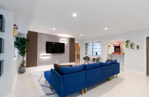 Golden Glades Villa | Cool Villa Northwest Miami BY THE GLAMHOMES