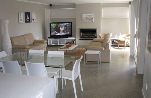 Omaha House | Cool Waters is perfect for family holidays!