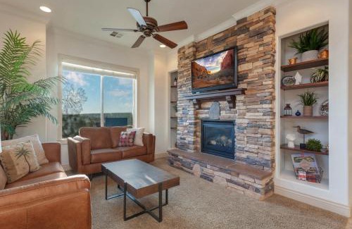 St. George House | Coral Springs A8 3 Bedrooms BBQ Grill, Cable TV, 2 Private Fireplaces, Soaker Bathtub Resort Pool