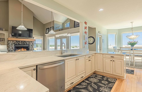 Klipsan Beach House | CORAL SUNSETS & SHIMMERING DEEP BLUE OCEAN VIEWS. LASTING MEMORIES MADE HERE!