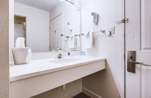 McCook House | Coratel Inn & Suites By Jasper McCook - 1 King Bed NS
