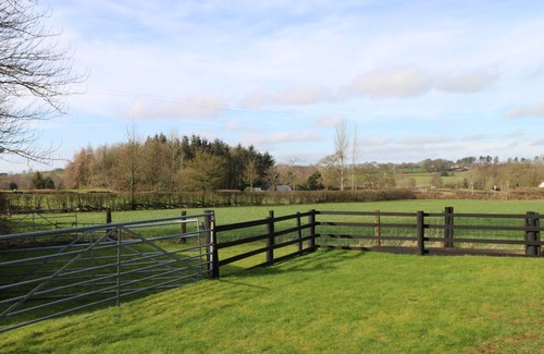 Stoke-on-Trent Cottage | CORDWAINER COTTAGE, romantic, character holiday cottage in Bagnall