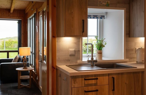 Aisgernis Cottage | CORNCRAKE COTTAGE (SU), pet friendly in Daliburgh, Isle Of South Uist