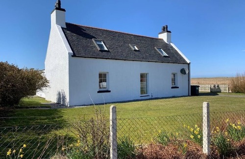 Aisgernis Cottage | CORNCRAKE COTTAGE (SU), pet friendly in Daliburgh, Isle Of South Uist
