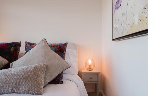 Cheltenham Apartment | Corner House - Bright 2 Bed in Cheltenham