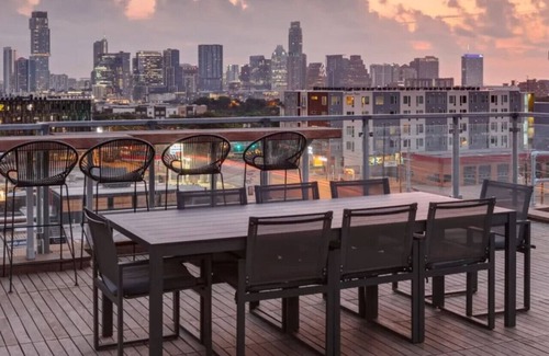 Barton Heights Apartment | Corner Loft 2BR Downtown Lake · Rooftop · Pool Gym