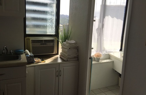 McCully - Moiliili Apartment | Corner Unit Studio@Waikiki Hotel Building 1 day min