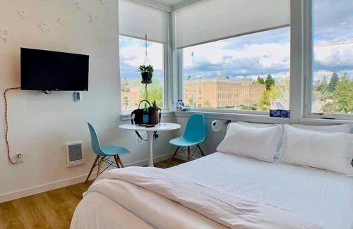 Roosevelt Condo | Corner unit studio with natural light and premium amenities for a very comfortable quick stay.