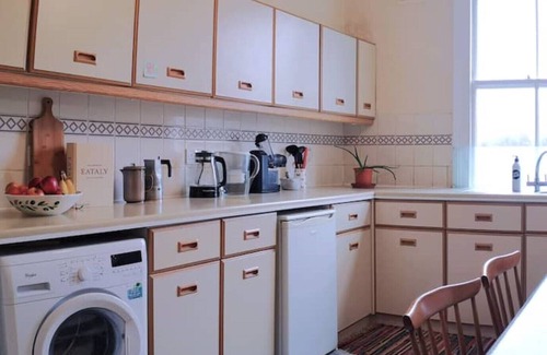 Brondesbury Apartment | Cosy 1 Bed Flat Hideout in Kilburn