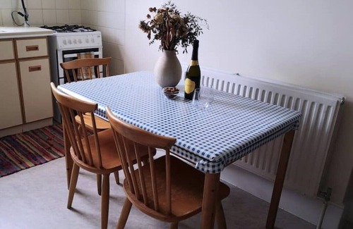 Brondesbury Apartment | Cosy 1 Bed Flat Hideout in Kilburn