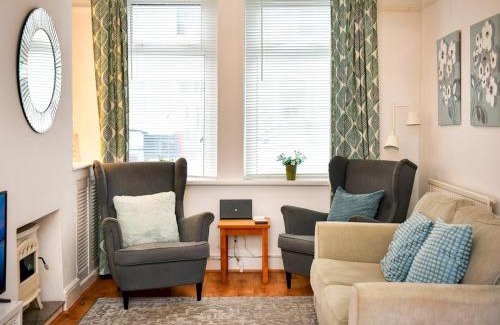 Canton House | Cosy 2 bed home in Canton Pass The Keys