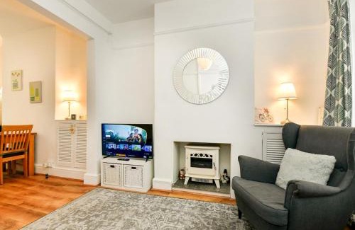 Canton House | Cosy 2 bed home in Canton Pass The Keys