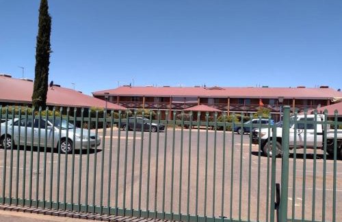 South Kalgoorlie House | Cosy 2 bedroom Unit in a secure gated complex