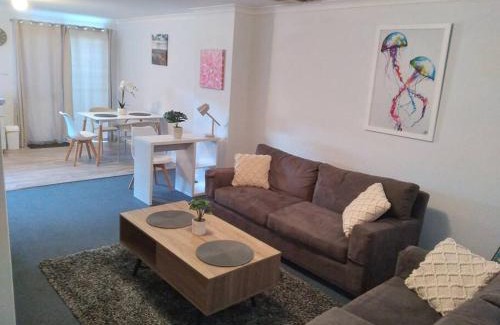 South Kalgoorlie House | Cosy 2 bedroom Unit in a secure gated complex