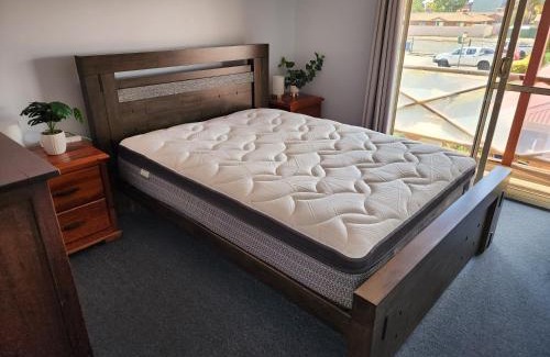 South Kalgoorlie House | Cosy 2 bedroom Unit in a secure gated complex