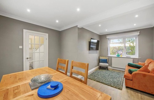 Rochester East Ward House | Cosy 3 Bedroom House in Rochester, close to the must see sights in Rochester