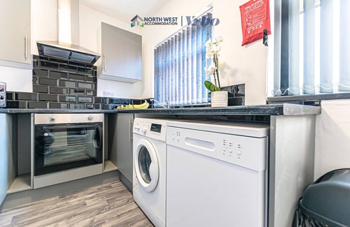 Leigh House | Cosy 3 Bedroom House in Leigh | Free WiFi & Parking | Long Stays Welcome