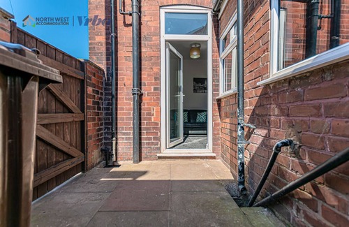 Leigh House | Cosy 3 Bedroom House in Leigh | Free WiFi & Parking | Long Stays Welcome
