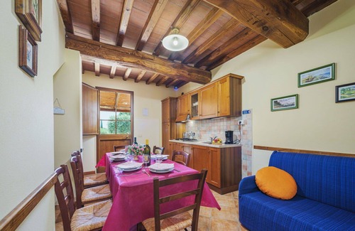 Orentano Apartment | Cosy apartment for 7 guests with A/C, pool, WIFI, TV and patio