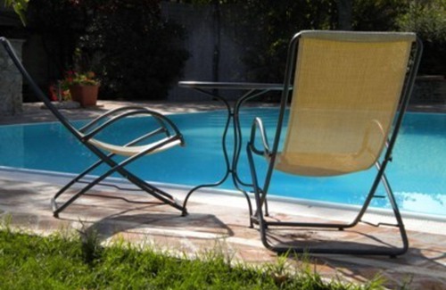 Colle di Val d'Elsa House | Cosy apartment in villa for 2 guests with pool, TV, patio and pets allowed