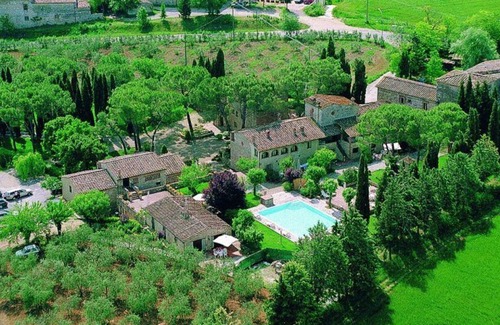 Colle di Val d'Elsa House | Cosy apartment in villa for 2 guests with pool, TV, patio and pets allowed