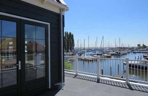 Uitdam Apartment | Cosy apartment for 8 guests with WIFI, pool, TV and terrace