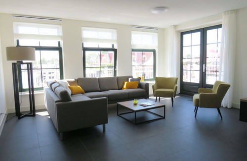 Uitdam Apartment | Cosy apartment for 8 guests with WIFI, pool, TV and terrace