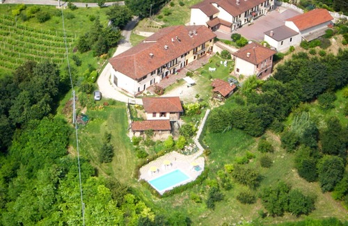 Cortazzone Villa | Cosy apartment in villa for 4 guests with WIFI, pool, TV, patio and pets allowed
