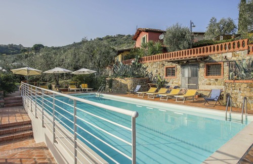 Pieve a Nievole Apartment | Cosy apartment for 4 guests with WIFI, hot tub, pool, TV, patio and pets allowed