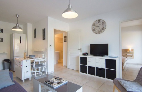 Carqueiranne Apartment | Cosy apartment for 2 guests with WIFI, A/C, pool, TV and terrace