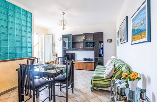 Pantai Apartment | Cosy apartment for 6 people with WIFI, pool, TV and terrace